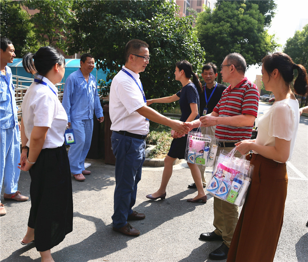 0726高溫慰問城投公司大居物業(yè)站1