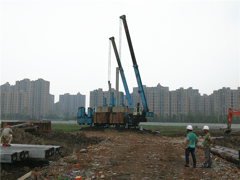 市重點項目 12-21A-05A地塊正式打樁開工1