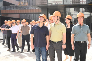 集團(tuán)領(lǐng)導(dǎo)視察奉發(fā)古華庭項(xiàng)目