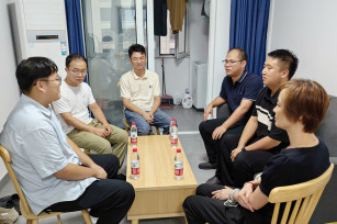 秋風(fēng)送爽情意濃 中秋家訪暖人心